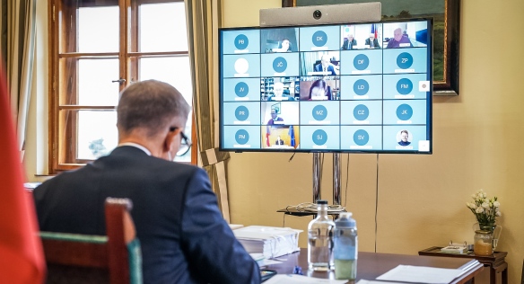 Předseda vlády Andrej Babiš během videkonferenčního zasedání tripartity, 20. září 2021.