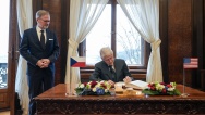 Premiér Petr Fiala v diskusi s bývalým prezidentem USA Billem Clintonem v Kramářově vile, 11. března 2024.