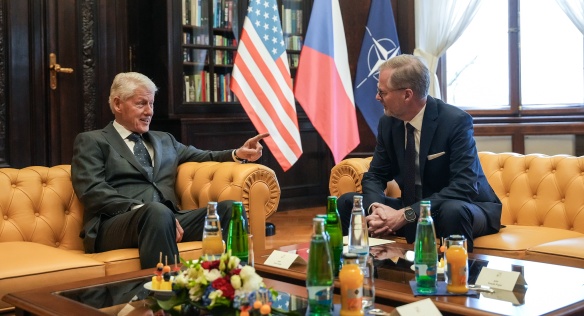 Premiér Petr Fiala v diskusi s bývalým prezidentem USA Billem Clintonem v Kramářově vile, 11. března 2024.