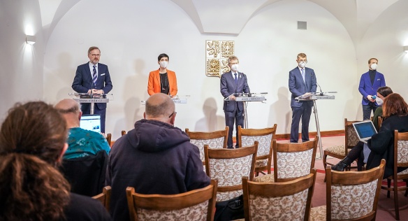 Tisková konference po jednání zástupců vlády, Parlamentu a opozice k zahraniční politice v Hrzánském paláci, 28. února 2022.