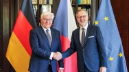 Oficiální fotografie českého premiéra Petra Fialy a německého prezidenta Franka-Waltera Steinmeiera před státními zástavami, 30. dubna 2024.