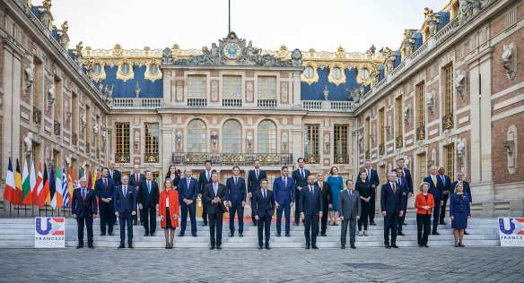 Společné foto zástupců zemí Evropské unie na zámku ve Versailles, 10. března 2022.