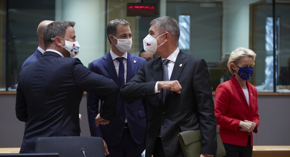 Premiér Andrej Babiš se zdraví s kolegy před začátkem summitu Evropské rady, 2. října 2020.