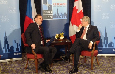 Předseda vlády Petr Nečas se v americkém Chicagu před summitem NATO sešel s kanadským premiérem Stephanem Harperem, 20. května 2012