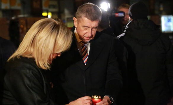 Premiér v demisi A. Babiš a vicepremiérka A. Schillerová uctili státní svátek rozsvícením svíčky u památníku na Národní třídě, 17. listopadu 2021.
