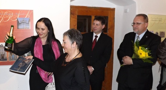 Vedoucí Úřadu vlády se zúčastnil slavnostního odhalení pamětní desky v Novém Městě nad Metují 5. března 2015. Zdroj: MÚ NMnM.