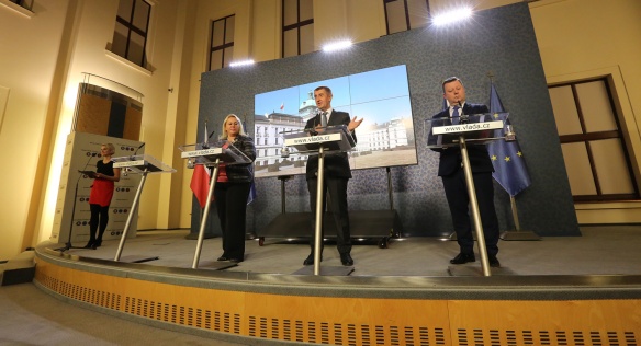 Premiér A. Babiš, ministryně pro místní rozvoj K. Dostálová a ministr kultury A. Staněk na tiskové konferenci po jednání vlády 21. ledna 2019.