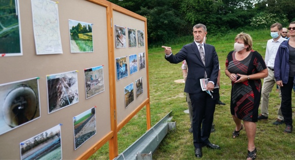 Bohumila Urbánková, starostka obce Onšov, představila premiérovi Babišovi nové projekty na zadržení vody v krajině, 17. června 2020.
