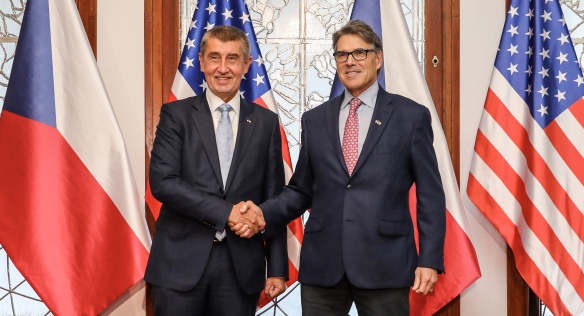 Premiér Andrej Babiš s americkým ministrem energetiky Rickem Perrym, 14. listopadu 2018.