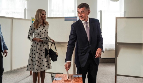 Premiér Andrej Babiš s manželkou Monikou ve volební místnosti, 24. května 2019.