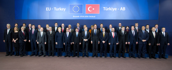 Společné foto hlav států a předsedů vlád zemí EU a Turecka, 7. března 2016. Zdroj: Evropská unie.