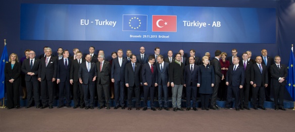 Společné foto před mimořádným jednáním lídrů Evropské unie a Turecka, 29. listopadu 2015. Zdroj: Evropská rada