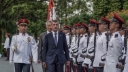 Premiér Andrej Babiš zahájil svou týdenní pracovní cestu po Asii. V Singapuru se setkal s prezidentkou i předsedou vlády