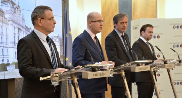 Tisková konference po jednání vlády dne 9. března 2015.