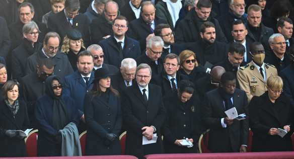 Premiér Petr Fiala se ve Vatikánu zúčastnil pohřbu emeritního papeže Benedikta XVI., 5. ledna 2023.