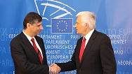 Premiér Jan Fischer a předseda Evropského parlamentu Jerzy Buzek