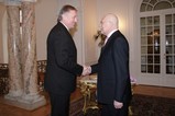 Prezident Václav Klaus vítá předsedu vlády Mirka Topolánka na zámku v Lánech