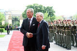 Premiér Mirek Topolánek uvítal v sídle vlády Strakově akademii generálního tajemníka NATO Jaapa de Hoop Scheffera