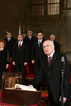 Prezident Václav Klaus skládá prezidentský slib s rukou přiloženou na originále Ústavy České republiky z r. 1993
