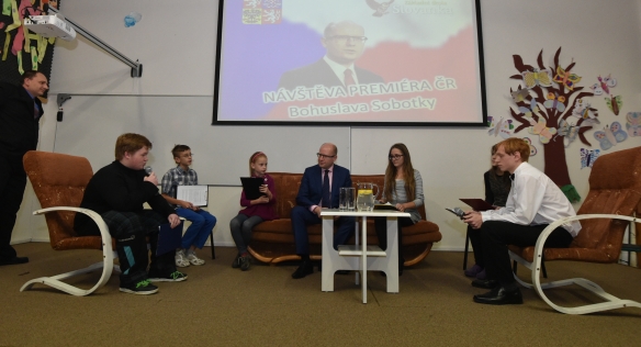 Předseda vlády Bohuslav Sobotka navštívil Základní školu Slovanku v České Lípě, 13. listopadu 2015.