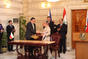 Podpis Memoranda o porozumění mezi ministrem obrany ČR A. Vondrou a ministrem obrany Iráku Bábakirem Zebárím, 23. května 2011