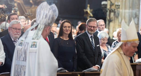 Petr Fiala s chotí Janou při intronizaci nového pražského arcibiskupa Jana Graubnera v katedrále sv. Víta, Václava a Vojtěcha, 2. července 2022.