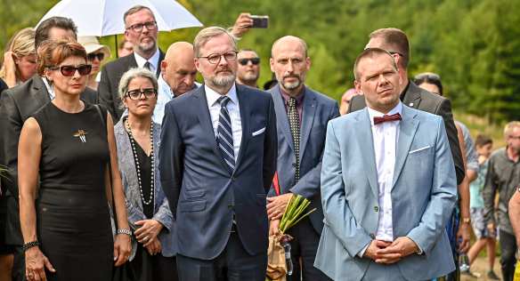 Premiér Petr Fiala s ministrem kultury Martinem Baxou během pietního aktu, 18. srpna 2022.