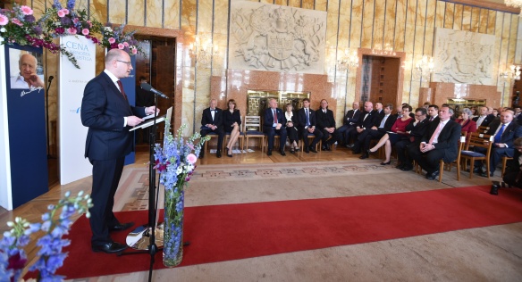 Předseda vlády Bohuslav Sobotka se zúčastnil předávání Ceny Arnošta Lustiga, 2. května 2017. 