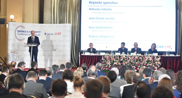 Premiér Bohuslav Sobotka vystoupil s projevem na Pražské konferenci k obraně a bezpečnosti (DESCOP), 9. června 2017.