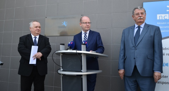 Předseda vlády Bohuslav Sobotka navštívil Národní centrum kybernetické bezpečnosti v Brně, 20. června 2017.