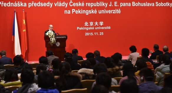 Předseda vlády Bohuslav Sobotka se zúčastnil přednášky na Pekingské univerzitě, 25. listopadu 2015.