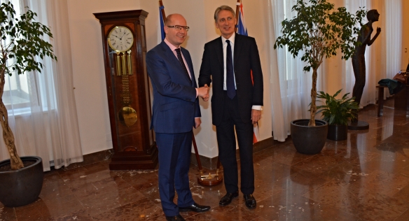 Předseda vlády Bohuslav Sobotka se setkal s britským ministrem zahraničí Philipem Hammondem, 13. listopadu 2015.