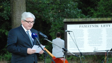 Premiér Jiří Rusnok přednesl projev u příležitosti pietní vzpomínky na oběti koncentračního tábora v Letech u Písku, 1. srpna 2013