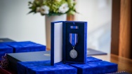 Medaile Karla Kramáře oceněným předal předseda vlády Andrej Babiš v doprovodu své manželky Moniky, 8. září 2021.