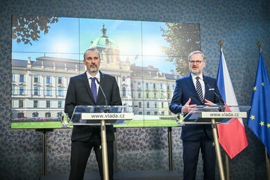 Premiér Fiala s ministrem Šalomounem na tiskové konferenci k bilanční návštěvě, 13. 4. 2023
