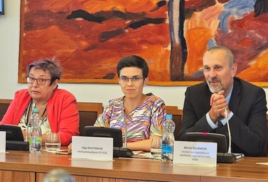 Ministr pro legislativu Michal Šalomoun s místopředsedkyní sněmovny Olgou Richterovou, Poslanecká sněmovna, 29. 6. 2023