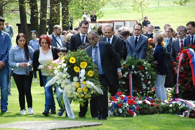 Ministr Chvojka uctil v Letech u Písku památku romských obětí holocaustu 