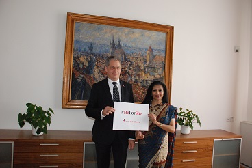 Jiří Dienstbier se při příležitosti návštěvy Lakshmi Puri v Praze připojil ke kampani #HeForShe