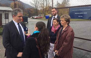 Ministr Jiří Dienstbier navštívil zařízení pro uprchlíky ve Vyšních Lhotách