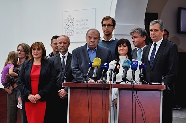 Ministr Jiří Dienstbier na tiskové konferenci k novele zákona o registrovaném partnerství