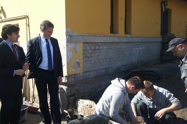 Ministr Dienstbier a velvyslanec USA v ČR Andrew Schapiro navštívili SOU v Kadani