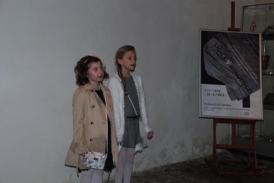 20160505_Dvě současné lidické děti, Viktorka Klímová a Karolína Čermáková, recitují na výstavě „Lidice v minulosti“ v Senátu 