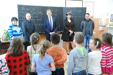 Ministr Dienstbier navštívil České Velenice a prohlédl si místní základní školu