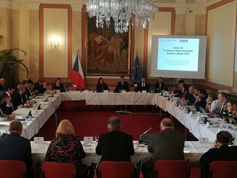 Kulatý stůl k realizaci Národního programu reforem, který vedla státní tajemnice pro EU Milena Hrdinková.