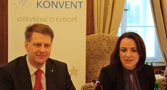 Náměstkyně ministryně pro místní rozvoj Olga Letáčková a státní tajemník Tomáš Prouza.
