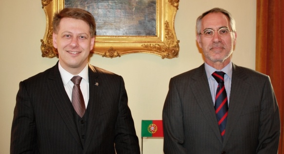 Státní tajemník Tomáš Prouza a portugalský velvyslanec José J. Pereira Gomes.