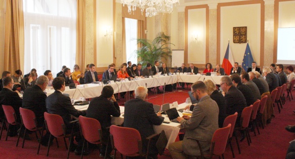 Kulatému stolu předsedal státní tajemník pro evropské záležitosti Aleš Chmelař.