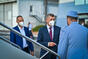 Předseda vlády Andrej Babiš se zdraví s kapitánem vládního letadla před cestou do Bruselu, 24. června 2021.