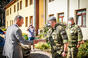 Zástupci Armády ČR vítají předsedu vlády po příjezdu do Centra zabezpečení munice v Travčicích, 27. července 2021.