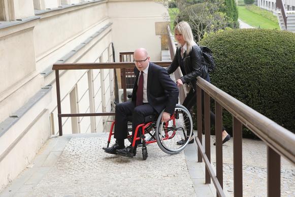 Předseda vlády Bohuslav Sobotka strávil pracovní den na invalidním vozíku, 24. dubna 2015.